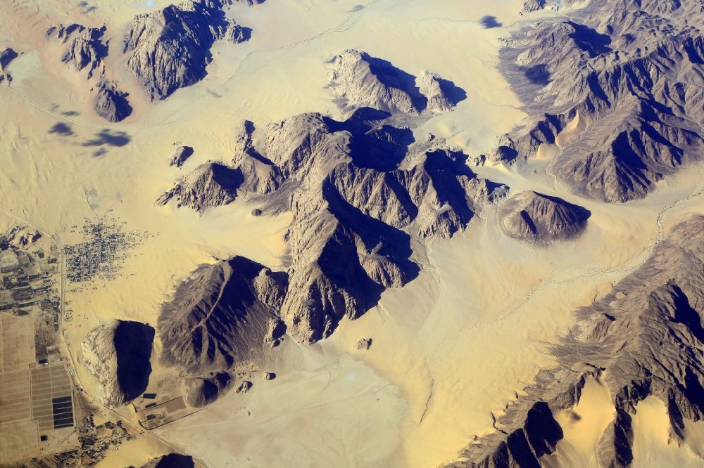 Luftbild Disah - Sand- Wüste- und Gebirge in der Landschaft der Arabischen Wüste bei At-Tuweisa in Aqaba Governorate, Jordanien