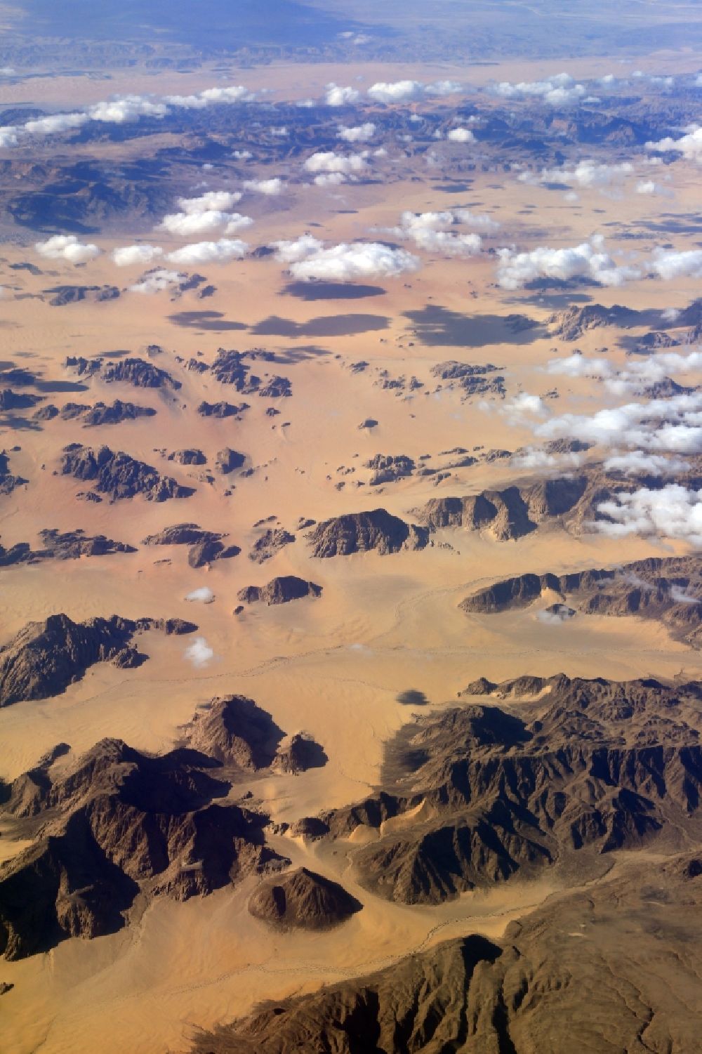 Luftaufnahme At-Tuweisa - Sand- Wüste- Wolken- und Gebirge in der Landschaft der Arabischen Wüste bei At-Tuweisa in Aqaba Governorate, Jordanien