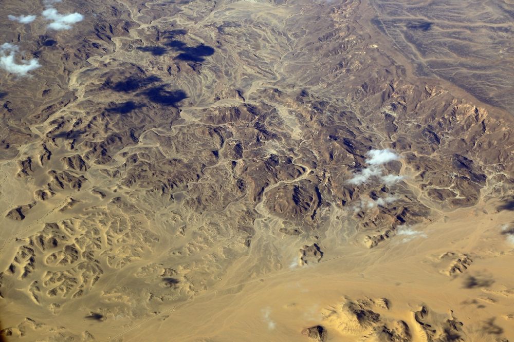 Ma'an von oben - Sand- Wüste- Wolken- und Gebirge in der Landschaft der Arabischen Wüste im Ma'an Governorate, Jordanien