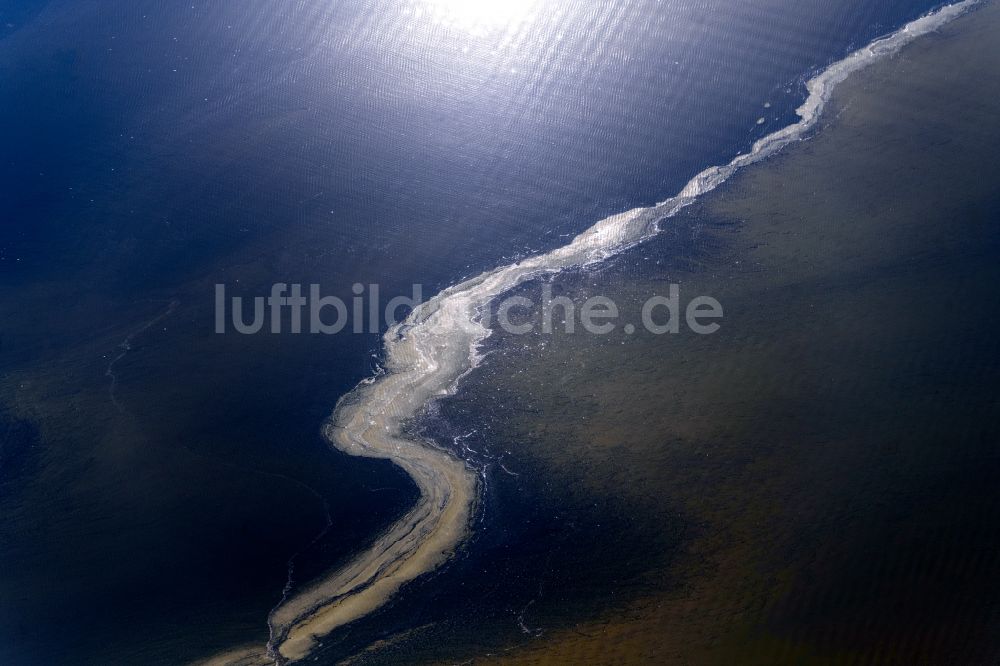 Loissin von oben - Sandbank- Landfläche durch Strömungen unter der Meeres- Wasseroberfläche der Ostsee bei Loissin im Bundesland Mecklenburg-Vorpommern