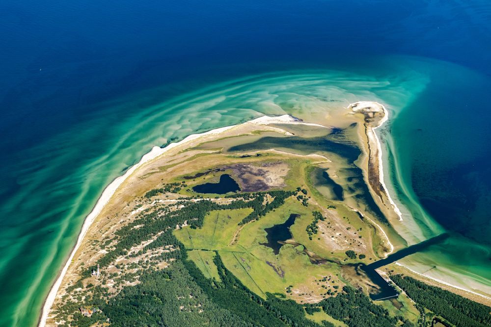Luftaufnahme Born am Darß - Sandbank- Landfläche durch Strömungen unter der Meeres- Wasseroberfläche der Ostsee am Naturschutzgebiet Darsser Ort in Born am Darß im Bundesland Mecklenburg-Vorpommern, Deutschland