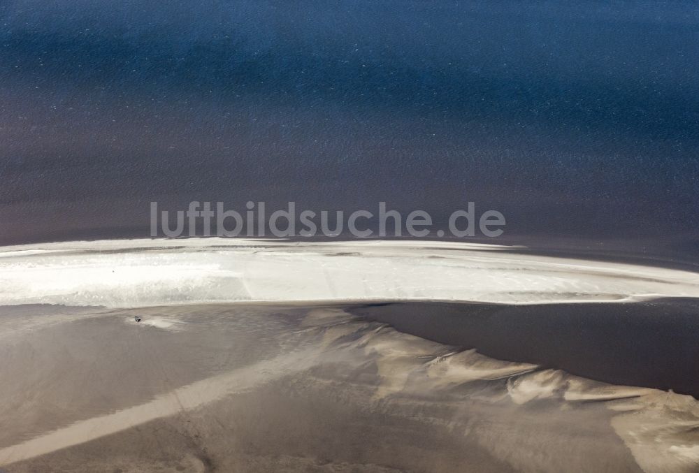 Westerhever aus der Vogelperspektive: Sandbank- Landfläche durch Strömungen unter der Meeres- Wasseroberfläche Westerheversand in Westerhever im Bundesland Schleswig-Holstein