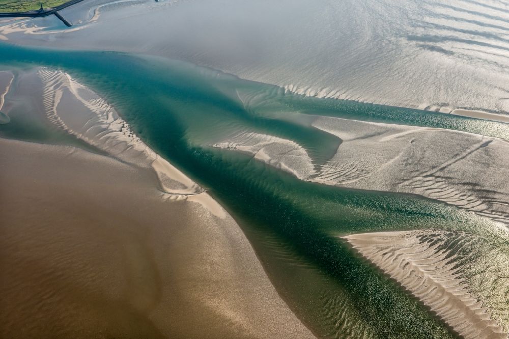 Luftaufnahme Langeneß - Sandbank- Landfläche in der Meeres- Wasseroberfläche Nordfriesisches Wattenmeer in Langeneß im Bundesland Schleswig-Holstein