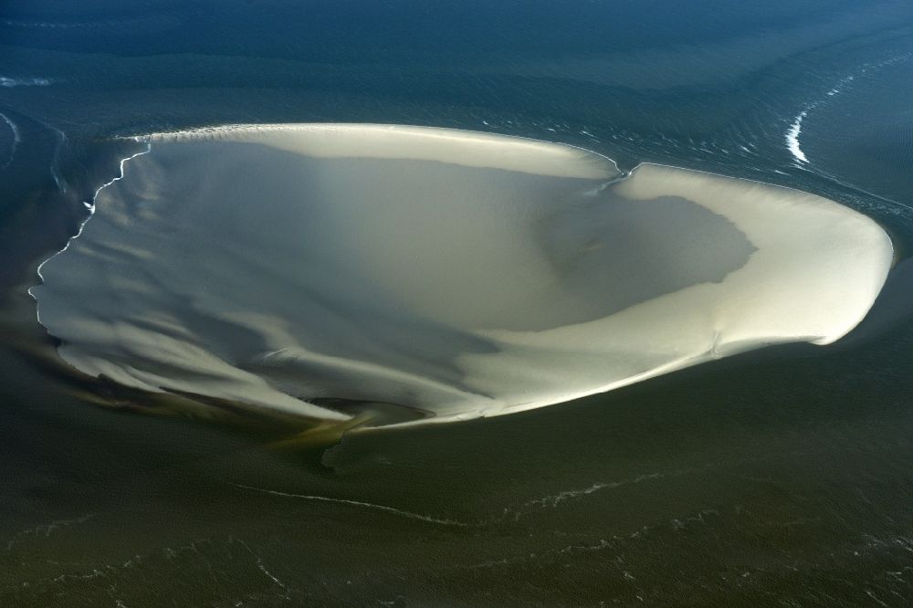 Luftaufnahme Tating - Sandbank- Landfläche in der Meeres- Wasseroberfläche der Nordsee in Tating im Bundesland Schleswig-Holstein
