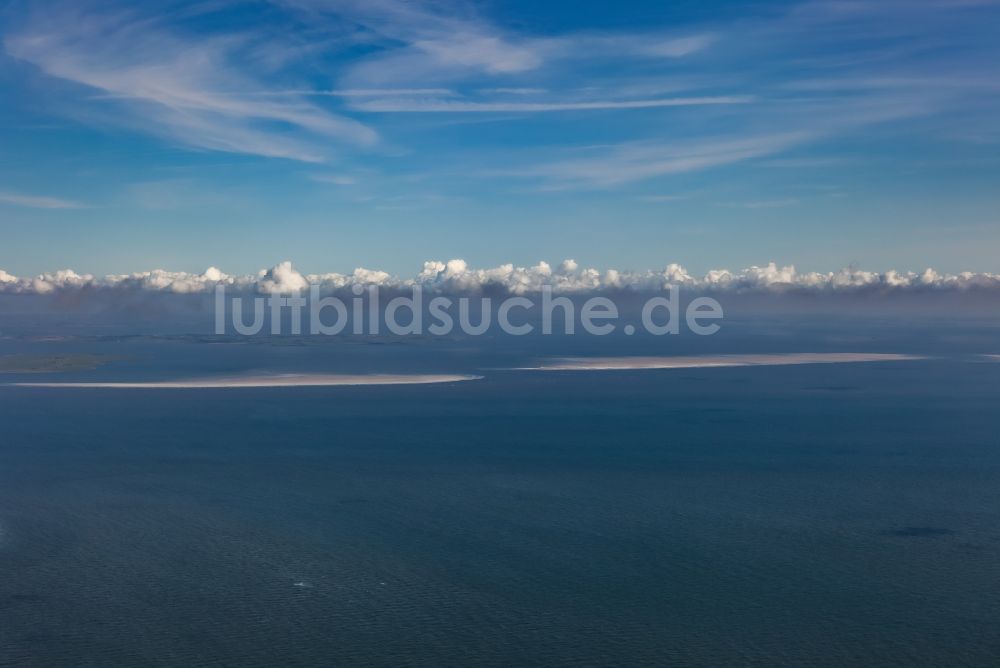Hooge aus der Vogelperspektive: Sandbank -Landflächen der Nordsee vor dem nordfriesischen Wattenmeer in Hooge im Bundesland Schleswig-Holstein, Deutschland