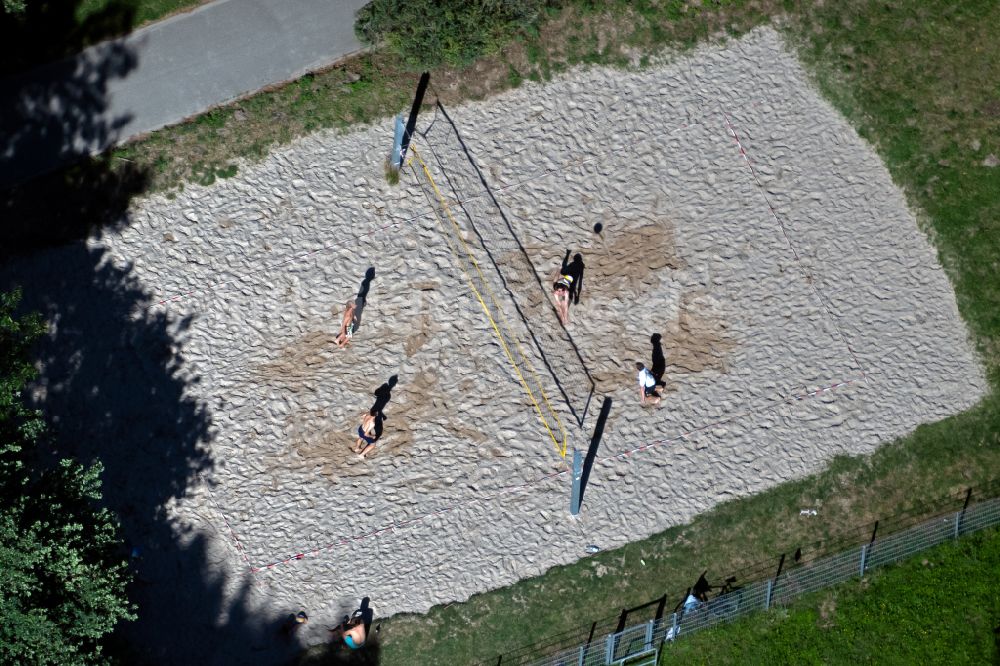 Freiburg im Breisgau aus der Vogelperspektive: Sandfläche des Beachvolleyball - Platz im Dietenbachpark in Freiburg im Breisgau im Bundesland Baden-Württemberg, Deutschland