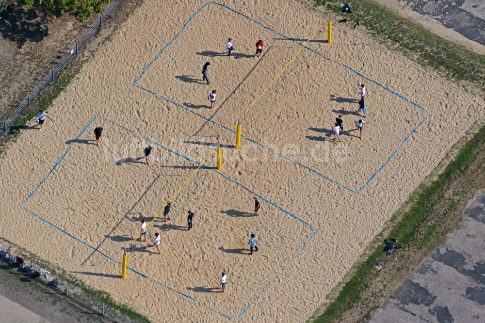 Leipzig aus der Vogelperspektive: Sandfläche des Volleyball- Sportplatzes im Erholungspark Lößnig-Dölitz in Leipzig im Bundesland Sachsen, Deutschland