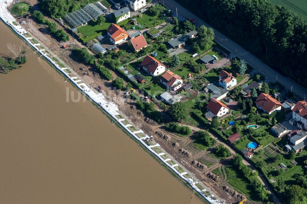 Coswig aus der Vogelperspektive: Sandsäcke zur Stärkung eines Walles während dem Hochwasser am Ufer der Elbe in Coswig im Bundesland Sachsen