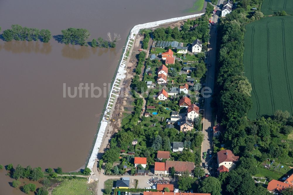 Luftaufnahme Coswig - Sandsäcke zur Stärkung eines Walles während dem Hochwasser am Ufer der Elbe in Coswig im Bundesland Sachsen