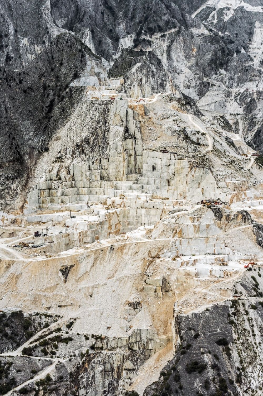 Carrara aus der Vogelperspektive: Sandsteinbruch am Stadtrand von Carrara in der Toskana in Italien