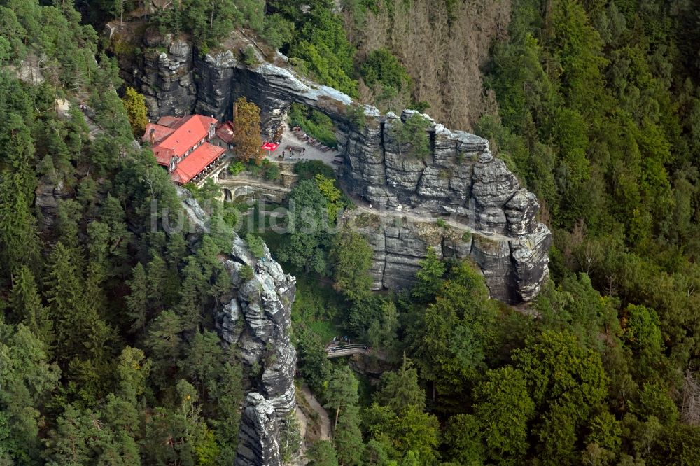 Luftaufnahme Hrensko - Sandsteinfelsen Prebischtor in Hrensko in Ustecky kraj - Aussiger Region, Tschechien