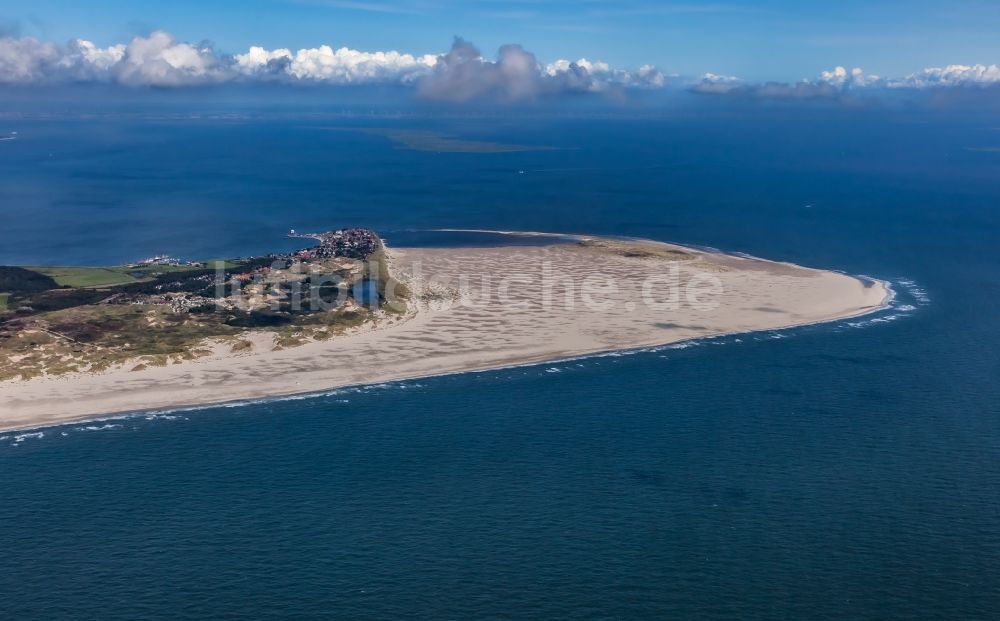 Luftbild Wittdün auf Amrum - Sandstrand- und Dünenlandschaft am Meer in Wittdün auf Amrum im Bundesland Schleswig-Holstein, Deutschland