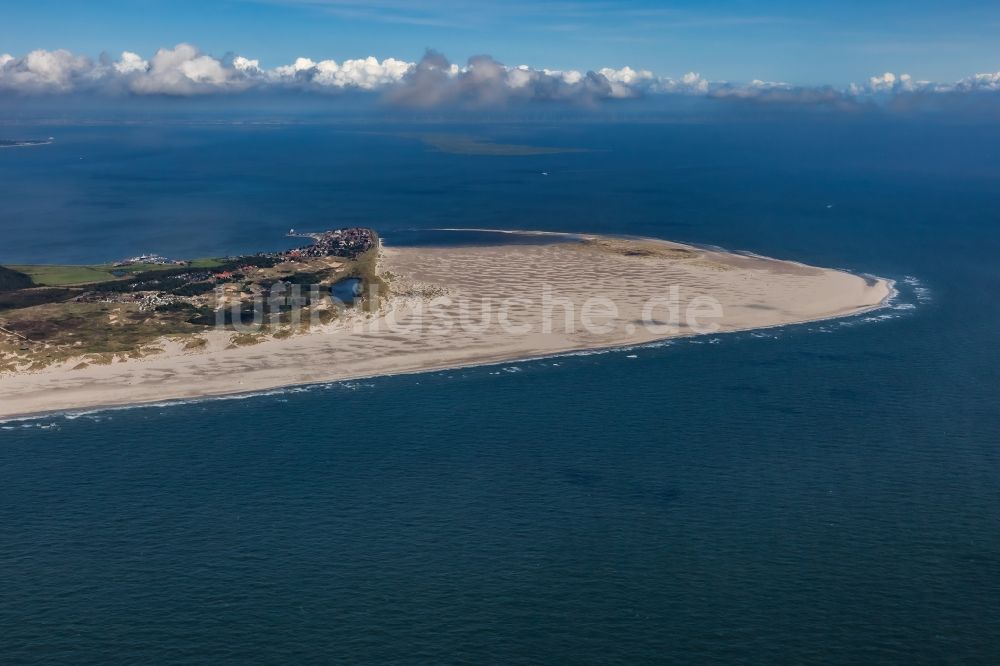 Luftaufnahme Wittdün auf Amrum - Sandstrand- und Dünenlandschaft am Meer in Wittdün auf Amrum im Bundesland Schleswig-Holstein, Deutschland