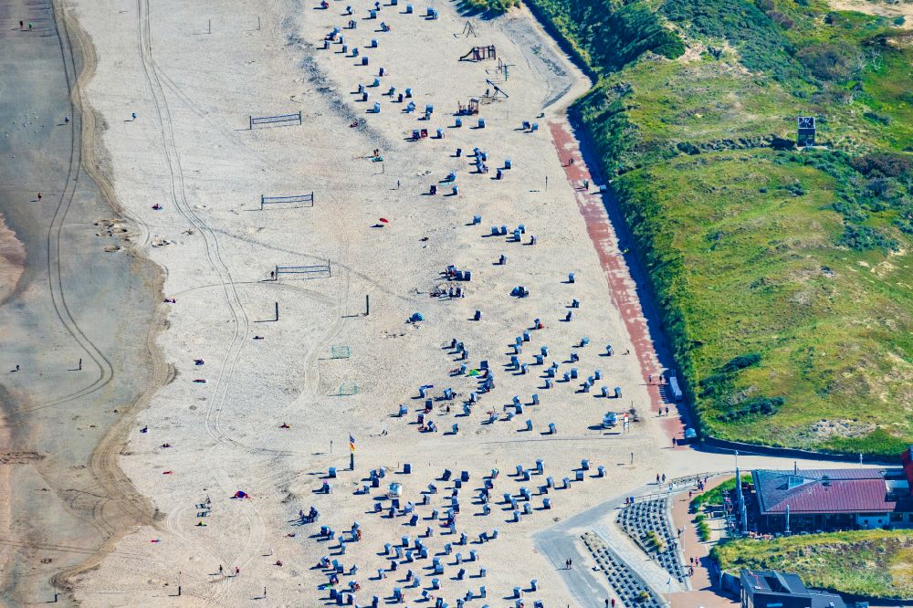 Norderney aus der Vogelperspektive: Sandstrand- und Dünenlandschaft am Nordsrand mit Strankörben auf der Insel Norderney im Bundesland Niedersachsen, Deutschland