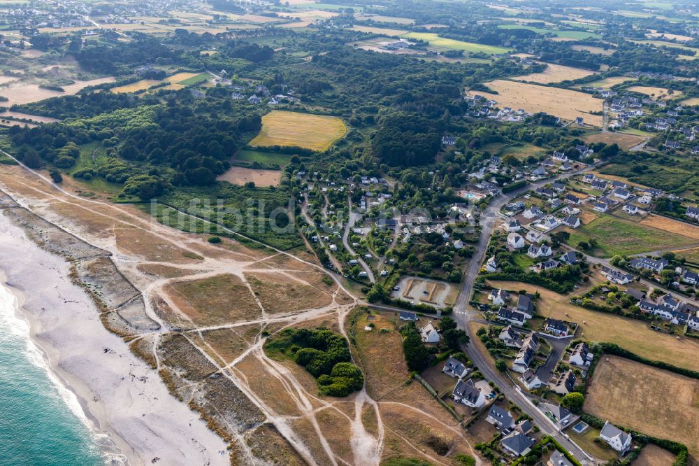 Luftaufnahme Treffiagat - Sandstrand- und Dünenlandschaft des Plage de Kersauz in Treffiagat in Bretagne, Frankreich