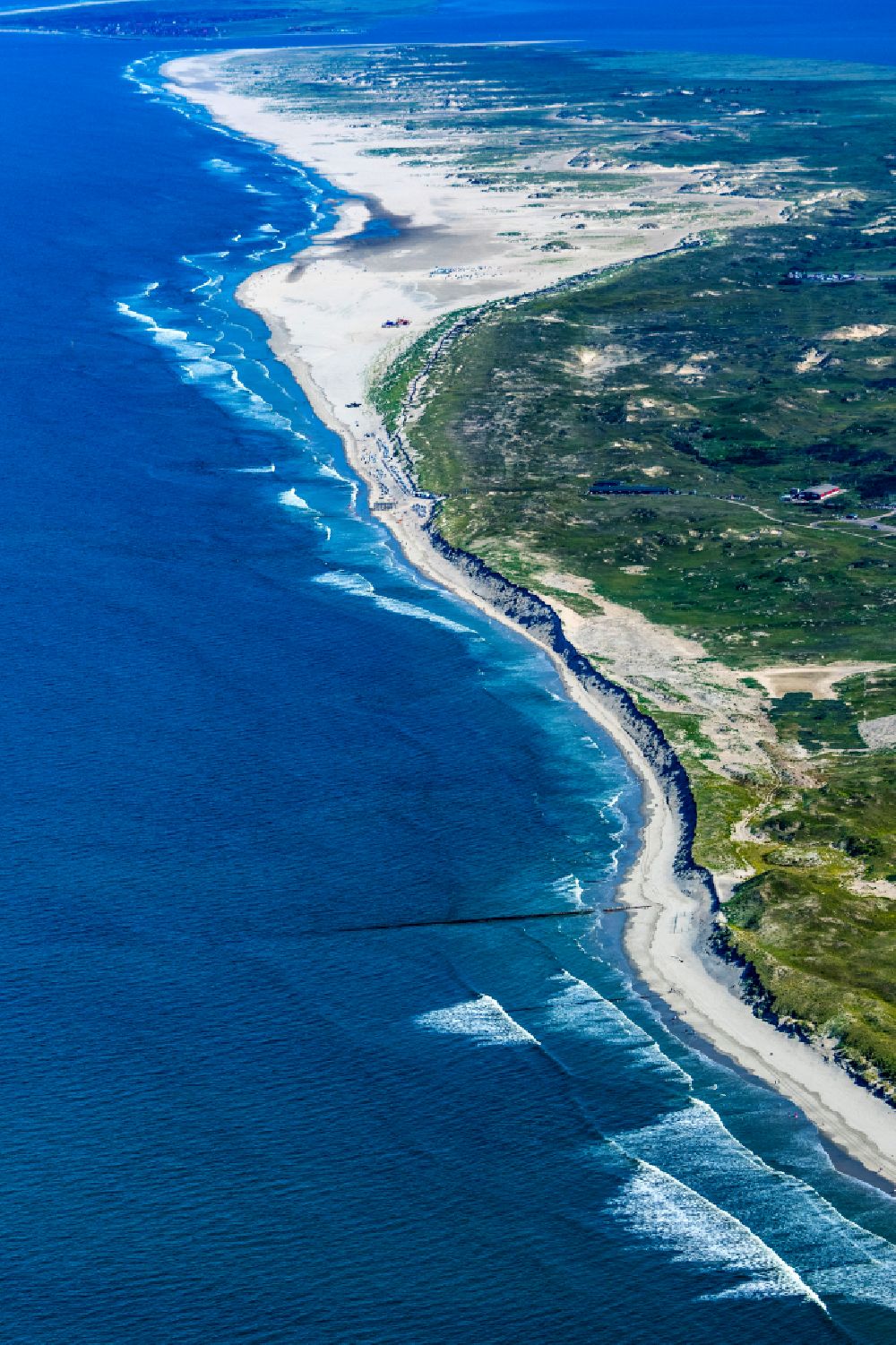 Luftbild Norderney - Sandstrand Küsten- Landschaft mit Steilküste am Nordstrand auf der Insel Norderney im Bundesland Niedersachsen, Deutschland