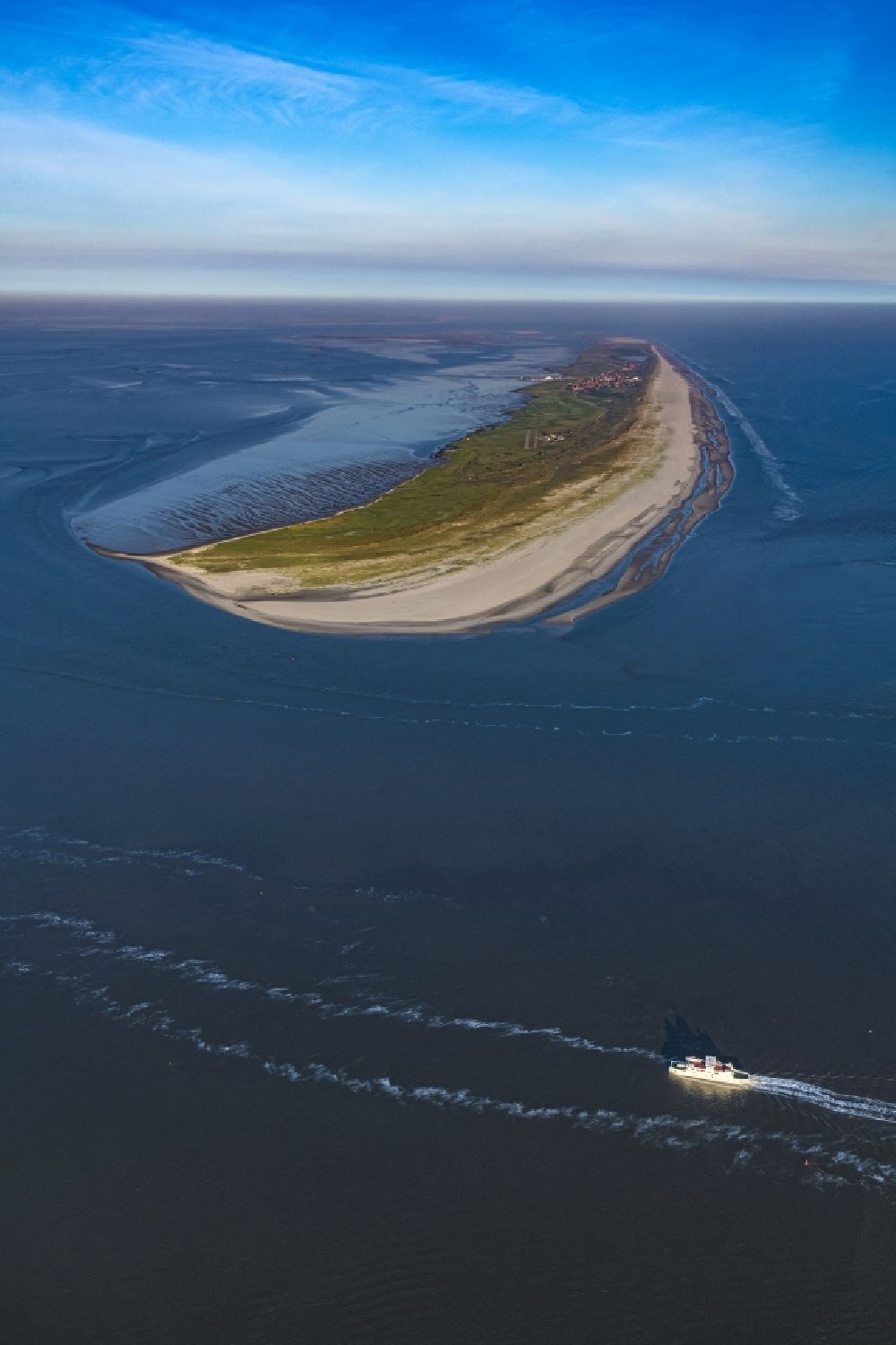 Luftaufnahme Juist - Sandstrand des Küstenbereiches der Nordsee- Insel Juist im Bundesland Niedersachsen