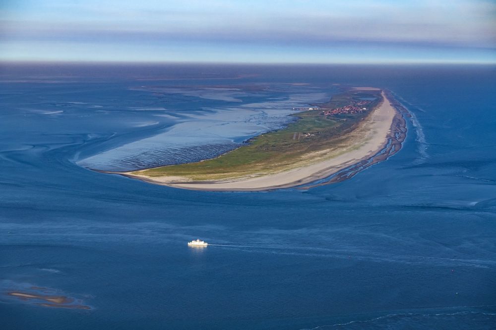 Juist von oben - Sandstrand des Küstenbereiches der Nordsee- Insel Juist im Bundesland Niedersachsen