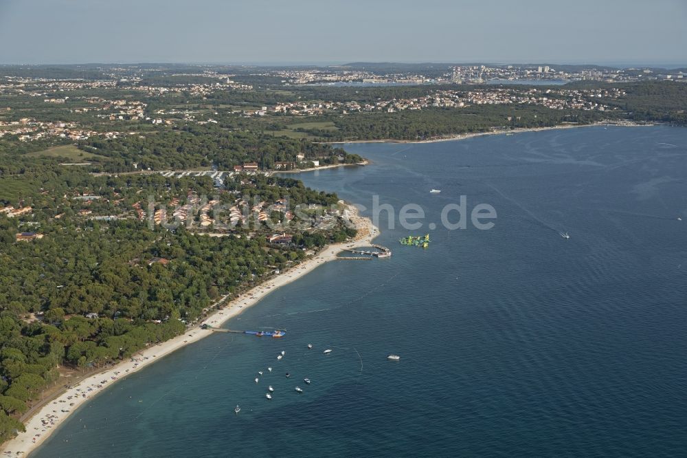 Fazana von oben - Sandstrand- Landschaft Adriatisches Meer in Fazana in Istirien - Istarska zupanija, Kroatien