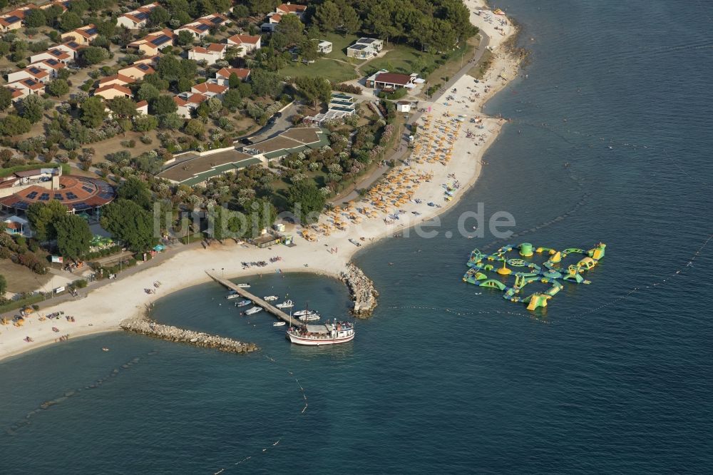 Luftbild Fazana - Sandstrand- Landschaft Adriatisches Meer in Fazana in Istirien - Istarska zupanija, Kroatien