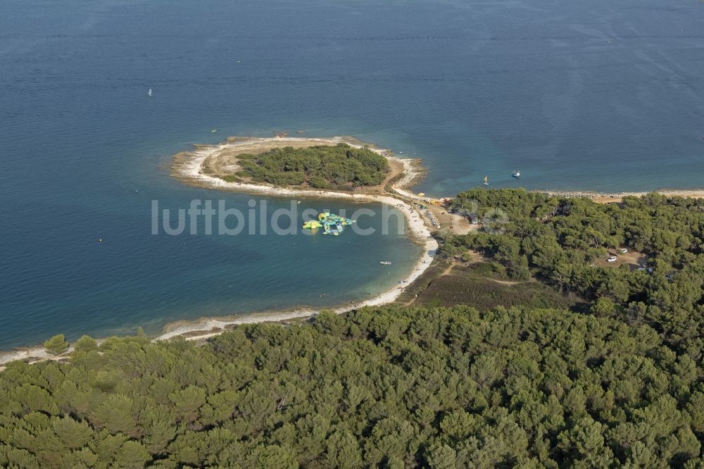 Luftaufnahme Premantura - Sandstrand- Landschaft Adriatisches Meer in Premantura in Istrien - Istarska zupanija, Kroatien