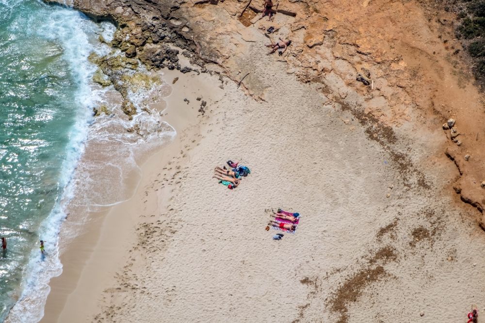 Luftaufnahme Manacor - Sandstrand- Landschaft in der Bucht Cala Varques in Manacor in Balearische Insel Mallorca, Spanien