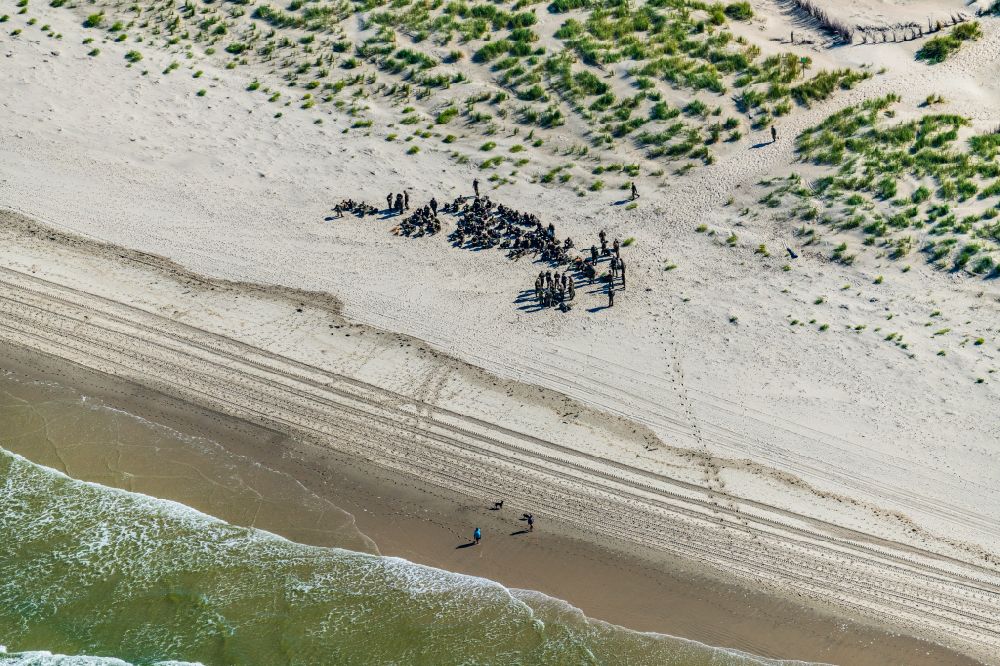 Norderney von oben - Sandstrand- Landschaft Bundeswehr Soldaten am Strand von Norderney im Bundesland Niedersachsen, Deutschland