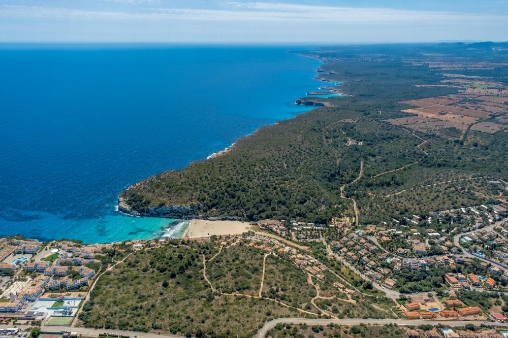 Luftaufnahme Cala Anguila-Cala Mendia - Sandstrand- Landschaft an der CALA Estany d'en Mas in Cala Anguila-Cala Mendia in Balearische Insel Mallorca, Spanien