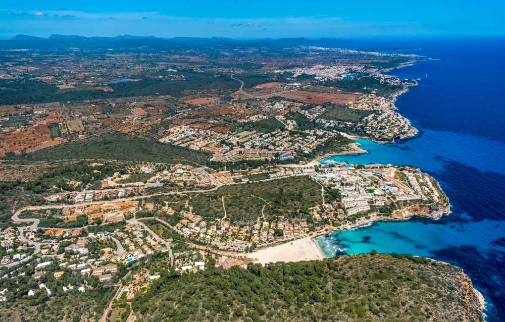Cala Anguila-Cala Mendia aus der Vogelperspektive: Sandstrand- Landschaft an der CALA Estany d'en Mas in Cala Anguila-Cala Mendia in Balearische Insel Mallorca, Spanien