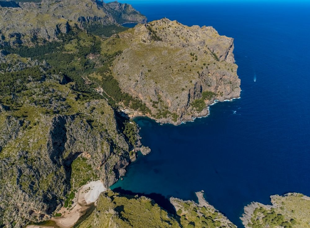 Luftaufnahme Sa Calobra - Sandstrand- Landschaft in der felsigen Bucht beim Torrent de Pareis La Calobra in Sa Calobra in Balearische Inseln, Spanien