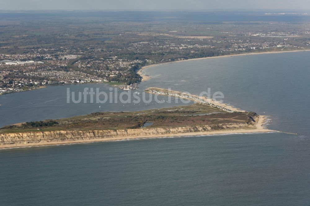 Luftbild Bournemouth - Sandstrand- Landschaft Hengistbury Head am Ärmelkanal in Bournemouth in England, Vereinigtes Königreich