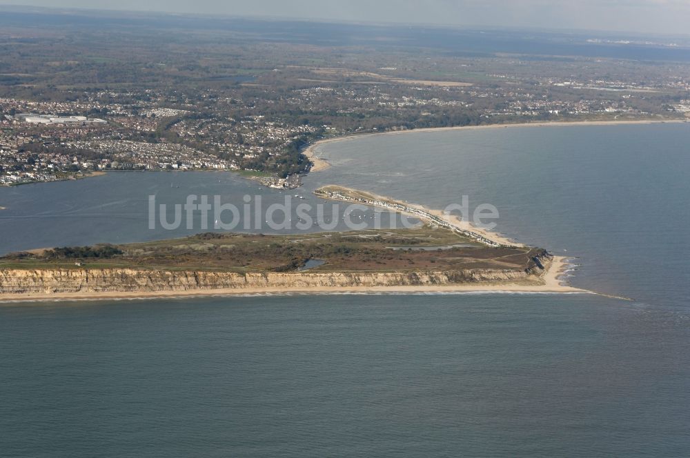 Luftaufnahme Bournemouth - Sandstrand- Landschaft Hengistbury Head am Ärmelkanal in Bournemouth in England, Vereinigtes Königreich