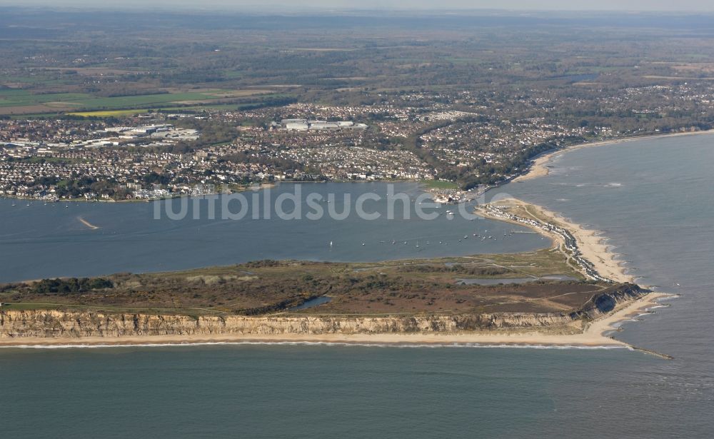 Bournemouth von oben - Sandstrand- Landschaft Hengistbury Head am Ärmelkanal in Bournemouth in England, Vereinigtes Königreich