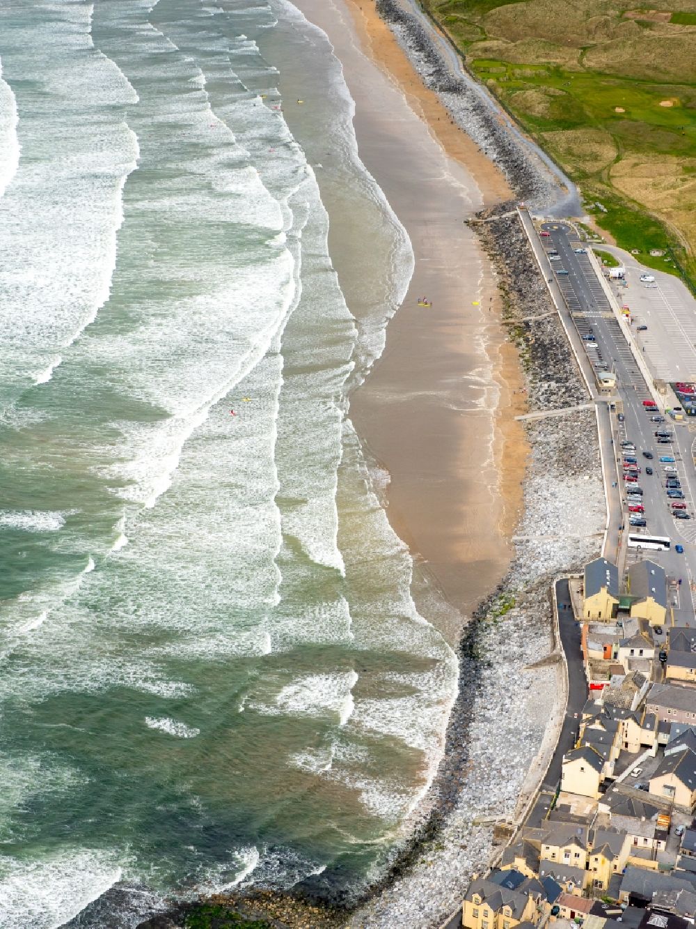 Luftaufnahme Lahinch - Sandstrand- Landschaft an der Küste - Nordatlantischer Ozean in Lahinch in Clare, Irland
