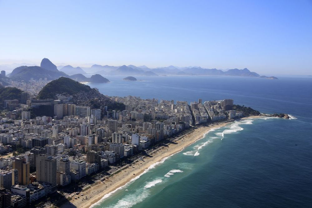 Rio de Janeiro von oben - Sandstrand- Landschaft an der Küste des Südatlantik in Rio de Janeiro in Brasilien