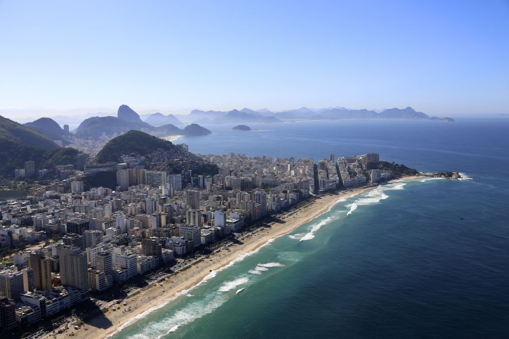 Rio de Janeiro aus der Vogelperspektive: Sandstrand- Landschaft an der Küste des Südatlantik in Rio de Janeiro in Brasilien