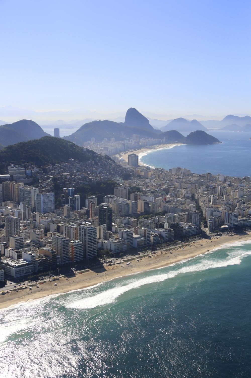 Luftaufnahme Rio de Janeiro - Sandstrand- Landschaft an der Küste des Südatlantik in Rio de Janeiro in Brasilien