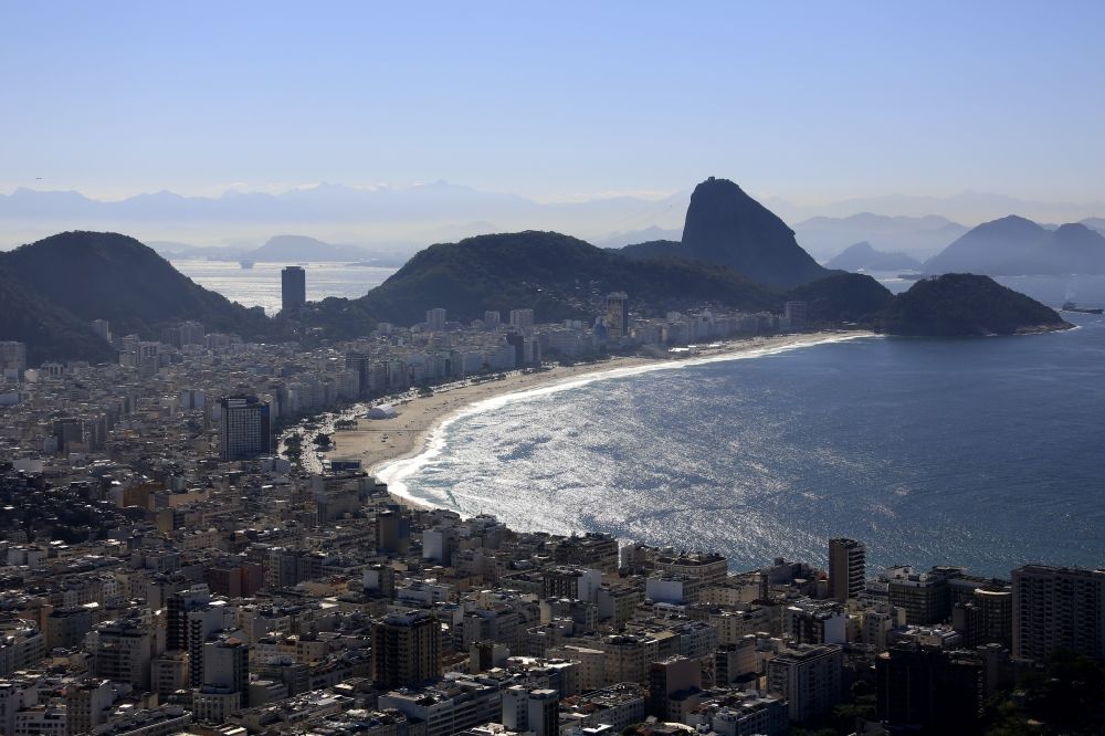 Rio de Janeiro aus der Vogelperspektive: Sandstrand- Landschaft an der Küste des Südatlantik in Rio de Janeiro in Brasilien