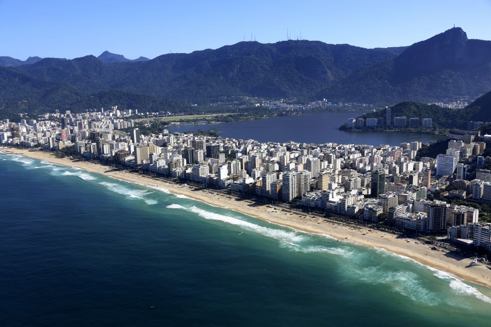 Luftaufnahme Rio de Janeiro - Sandstrand- Landschaft an der Küste des Südatlantik in Rio de Janeiro in Brasilien