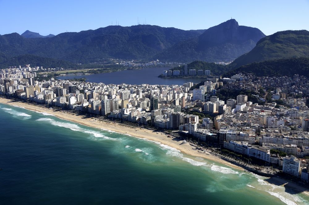 Rio de Janeiro von oben - Sandstrand- Landschaft an der Küste des Südatlantik in Rio de Janeiro in Brasilien