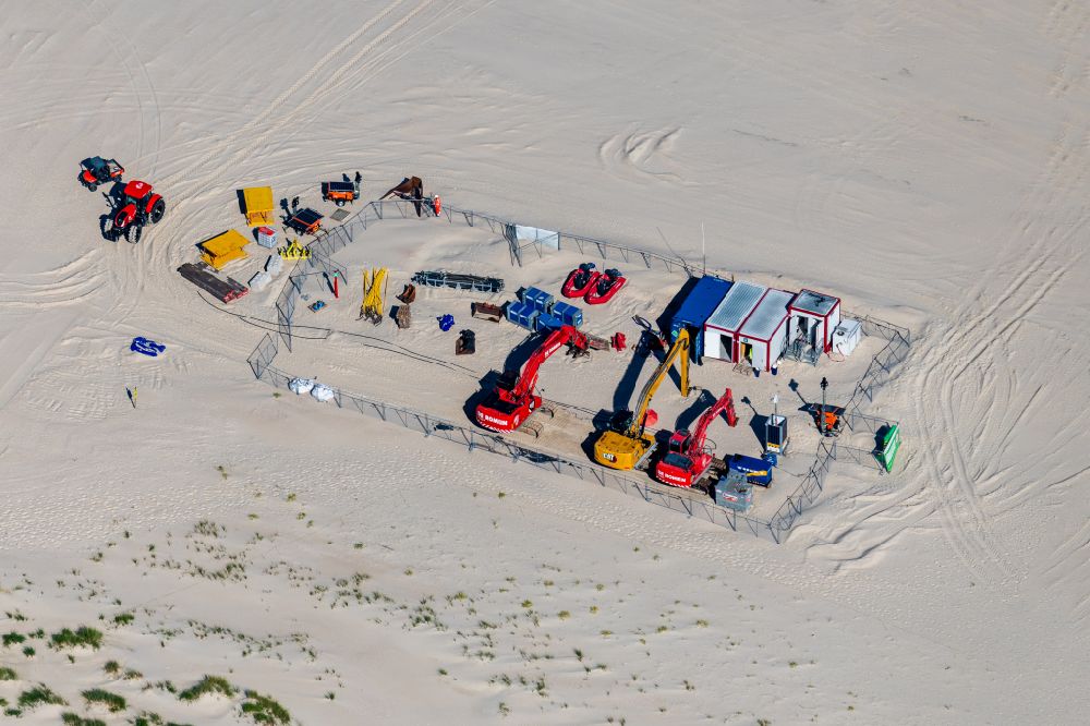 Norderney von oben - Sandstrand- Landschaft Maschine, Bauwagen Bagger zum Aufspülen von Sand auf den Strand auf der Insel Norderney im Bundesland Niedersachsen, Deutschland