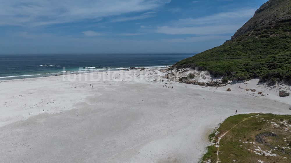 Kapstadt aus der Vogelperspektive: Sandstrand- Landschaft Noordhoek Beach in Kapstadt in Western Cape, Südafrika