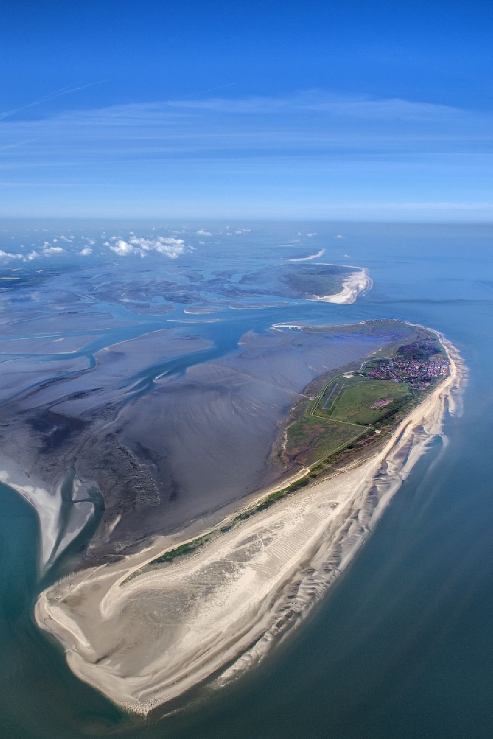 Wangerooge aus der Vogelperspektive: Sandstrand- Landschaft an der Nordsee- Küste in Wangerooge im Bundesland Niedersachsen