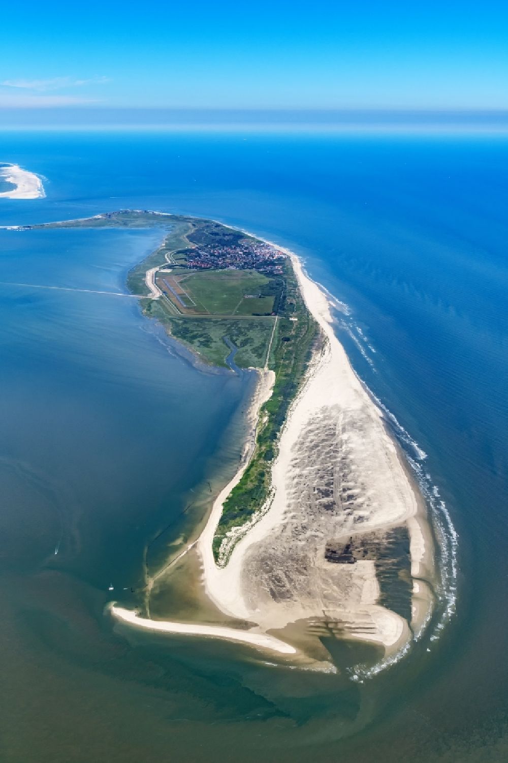 Luftaufnahme Wangerooge - Sandstrand- Landschaft an der Nordsee- Küste in Wangerooge im Bundesland Niedersachsen