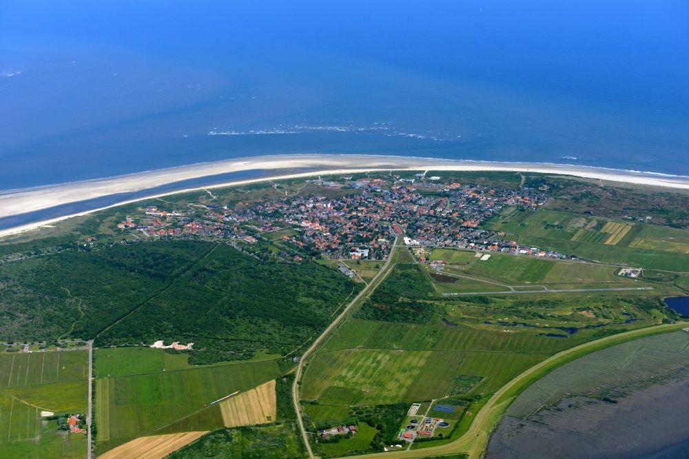 Luftaufnahme Langeoog - Sandstrand- Landschaft an der Nordsee in Langeoog im Bundesland Niedersachsen