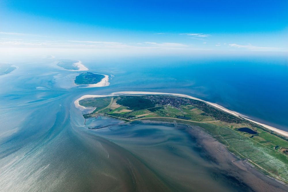 Langeoog aus der Vogelperspektive: Sandstrand- Landschaft an der Nordsee in Langeoog im Bundesland Niedersachsen