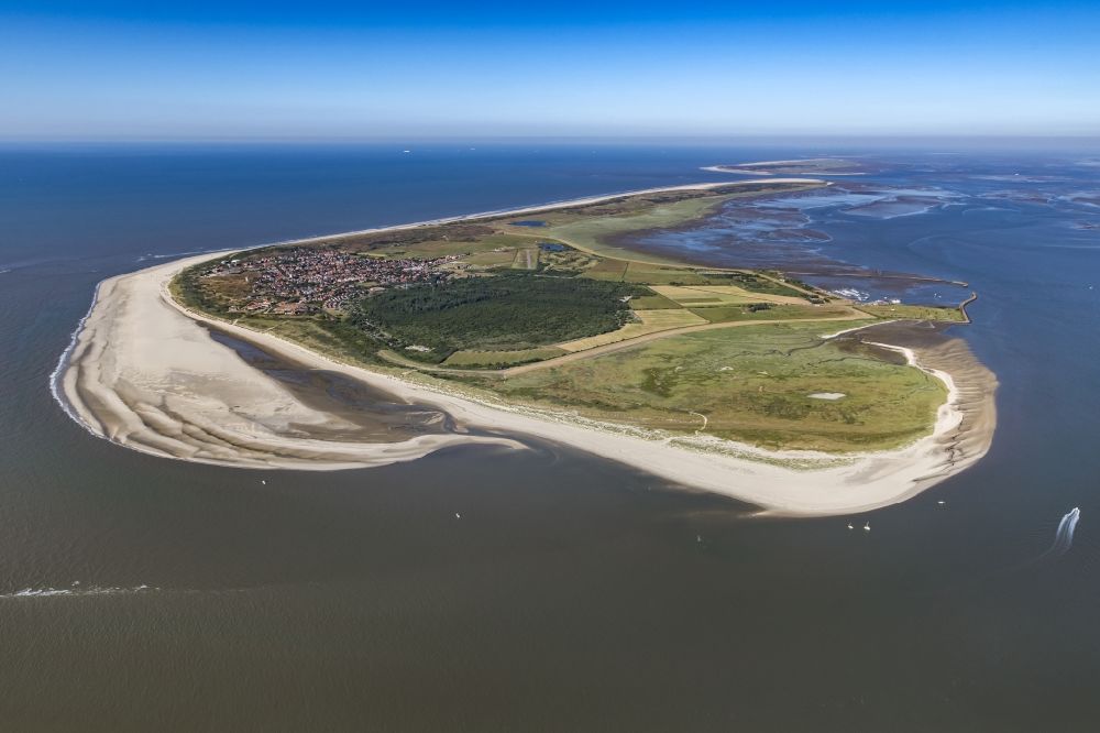 Langeoog aus der Vogelperspektive: Sandstrand- Landschaft an der Nordsee in Langeoog im Bundesland Niedersachsen
