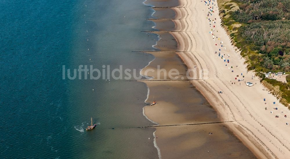 Luftaufnahme Utersum - Sandstrand- Landschaft der Nordsee in Utersum auf der Insel Föhr im Bundesland Schleswig-Holstein, Deutschland