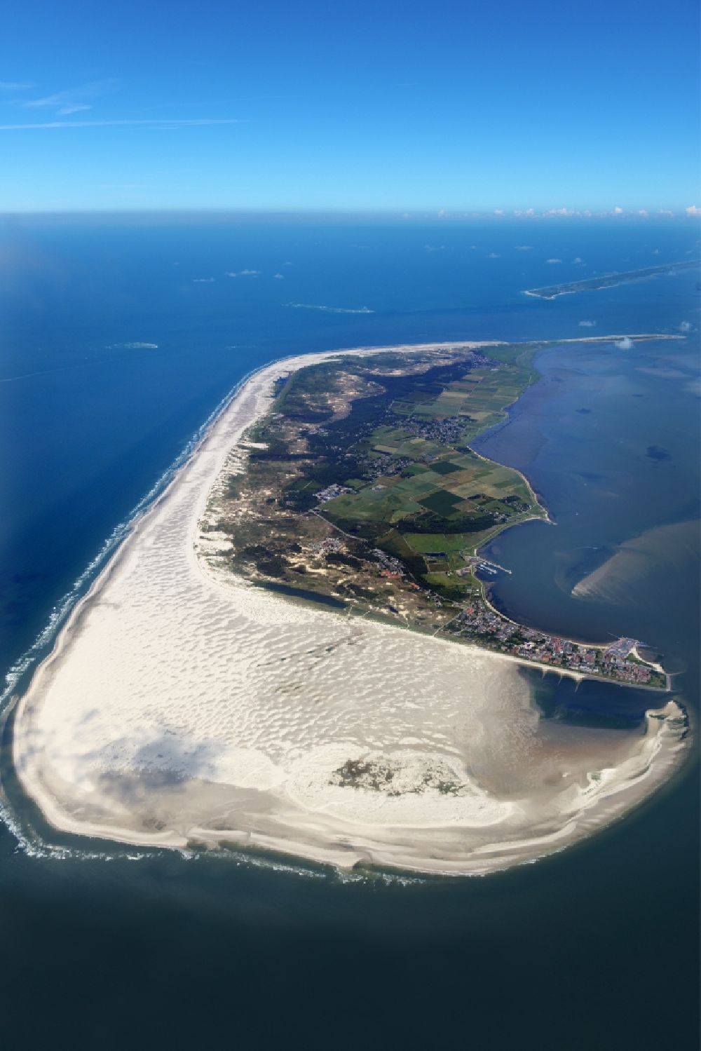 Wittdün auf Amrum aus der Vogelperspektive: Sandstrand- Landschaft an der Nordsee in Wittdün auf Amrum im Bundesland Schleswig-Holstein