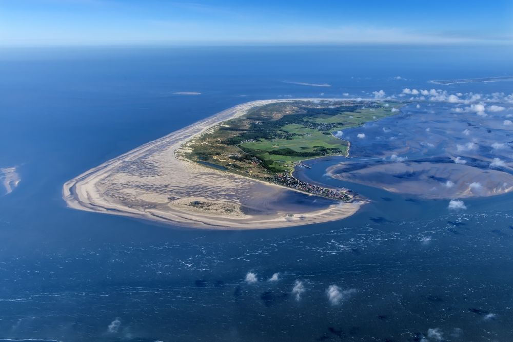 Luftaufnahme Wittdün auf Amrum - Sandstrand- Landschaft an der Nordsee in Wittdün auf Amrum im Bundesland Schleswig-Holstein